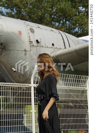 乘坐航空展的女子 乘坐航空展的女子 141448750