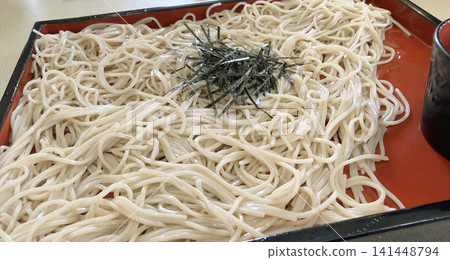 手工蕎麥麵,用竹蒸籠盛裝 手工蕎麥麵,用竹蒸籠盛裝 141448794