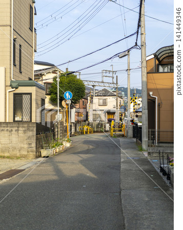 公路和鐵路交叉口穿過人口稠密的居民區。 公路和鐵路交叉口穿過人口稠密的居民區。 141449346