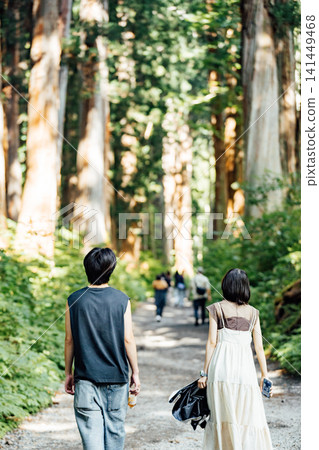 [Togakushi, Nagano City] Togakushi Shrine Inner Sanctuary: Scenery of the cedar-lined approach and tourists 141449468