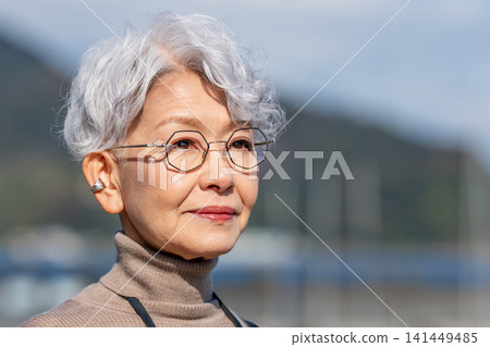 享受第二人生的老年女性 141449485