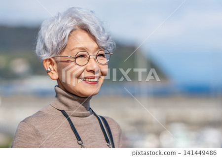 享受第二人生的老年女性 享受第二人生的老年女性 141449486