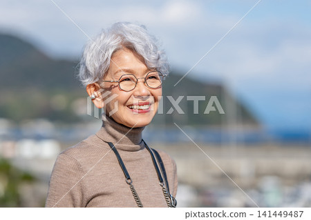 享受第二人生的老年女性 享受第二人生的老年女性 141449487