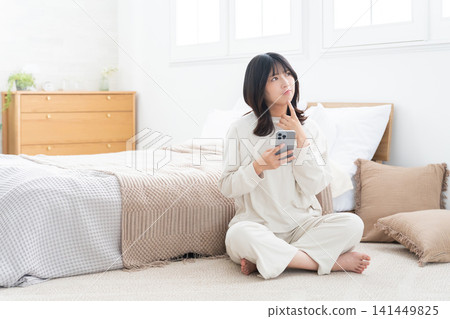 使用智慧型手機的女人 使用智慧型手機的女人 141449825