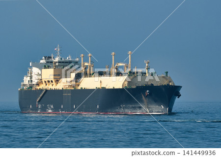 一艘大型液化天然氣運輸船在公海上航行 一艘大型液化天然氣運輸船在公海上航行 141449936