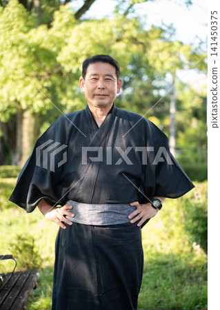 穿浴衣的老人 穿浴衣的老人 141450375