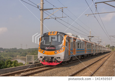 KfW I-9000 系列(EA202 系列)列車駛過希薩達內河鐵路橋。 KfW I-9000 系列(EA202 系列)列車駛過希薩達內河鐵路橋。 141450507
