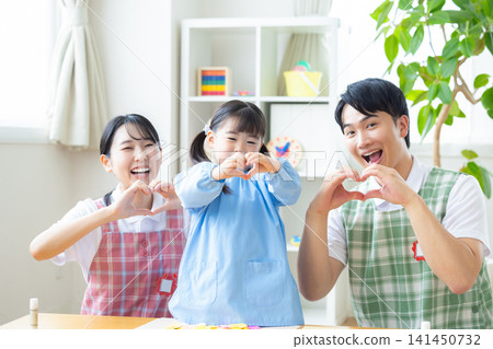 兒童保育圖片:一位女孩和一位兒童保育員的合影 兒童保育圖片:一位女孩和一位兒童保育員的合影 141450732