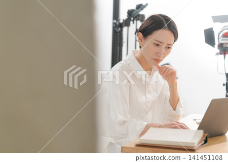 一位表情憂慮的職業婦女。 一位表情憂慮的職業婦女。 141451108