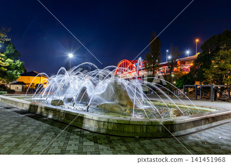 The fountain in Kobe Kita Park and the illuminated Kobe Bridge at night. 141451968