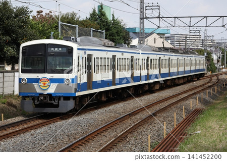 西武玉川線新101系列249F型列車,塗裝伊豆箱根鐵道塗裝,從新小金井車站出發。 西武玉川線新101系列249F型列車,塗裝伊豆箱根鐵道塗裝,從新小金井車站出發。 141452200