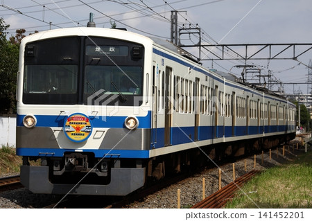 西武玉川線新101系列249F型列車,塗裝伊豆箱根鐵道塗裝,駛入新小金井站。 西武玉川線新101系列249F型列車,塗裝伊豆箱根鐵道塗裝,駛入新小金井站。 141452201