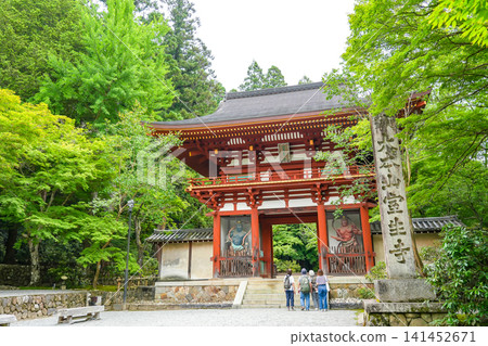 奈良縣宇多市室羅寺入口處的朱漆仁王門,周圍綠樹成蔭,景色宜人。 奈良縣宇多市室羅寺入口處的朱漆仁王門,周圍綠樹成蔭,景色宜人。 141452671