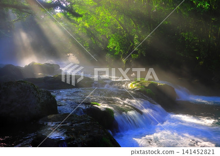 Kikuchi Valley with beautiful rays of light (Kikuchi City) Kikuchi Valley with beautiful rays of light (Kikuchi City) 141452821