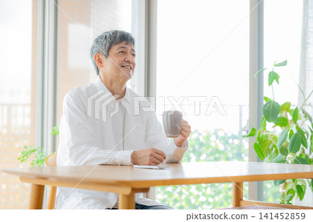 喝咖啡的老人 141452859
