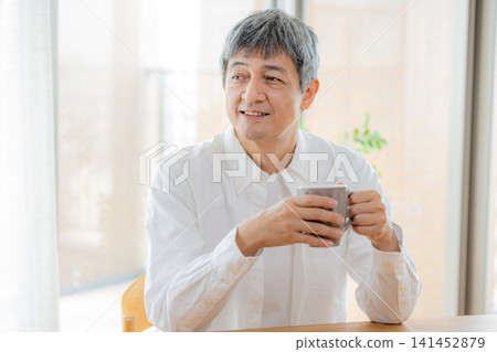 喝咖啡的老人 141452879