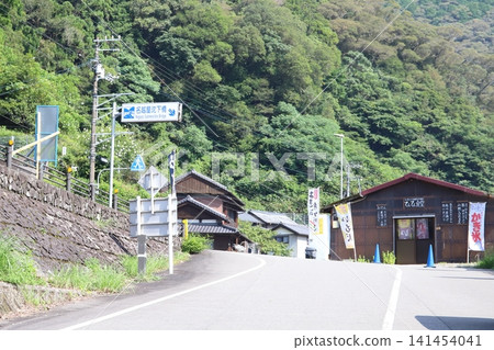 Access road to the Nagoshiya (Nagoya) Submersible Bridge (Niyodo River, Ino Town, Kochi Prefecture) Access road to the Nagoshiya (Nagoya) Submersible Bridge (Niyodo River, Ino Town, Kochi Prefecture) 141454041