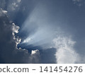 透過雲層縫隙看到的太陽 141454276