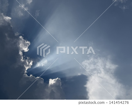 透過雲層縫隙看到的太陽 透過雲層縫隙看到的太陽 141454276