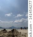 沙灘和藍色的大海 141454277
