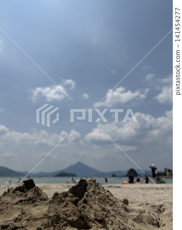 沙灘和藍色的大海 沙灘和藍色的大海 141454277