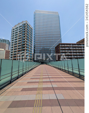 一條連接人行道和一組建築物通往市區。 一條連接人行道和一組建築物通往市區。 141454362