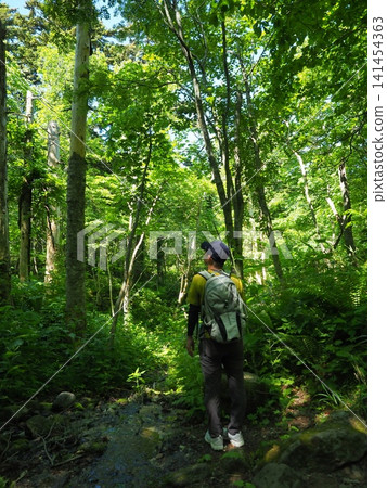 Men climbing 141454363