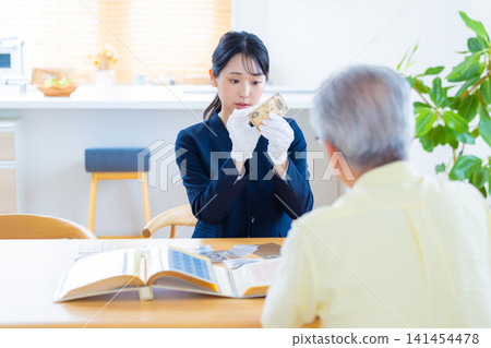 現場鑑定服務：鑑定師前往客戶所在地對古董硬幣進行鑑定。 141454478