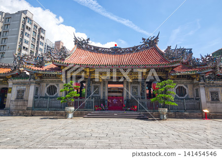 台灣龍山寺宏偉的外觀和傳統建築 台灣龍山寺宏偉的外觀和傳統建築 141454546