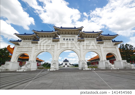 從台灣自由廣場的拱門望去,可以看到中正紀念堂。 從台灣自由廣場的拱門望去,可以看到中正紀念堂。 141454560