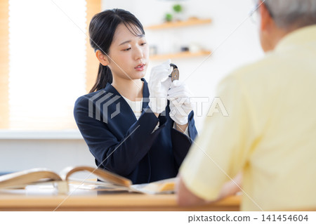 現場鑑定服務:鑑定師前往客戶所在地對古董硬幣進行鑑定。 現場鑑定服務:鑑定師前往客戶所在地對古董硬幣進行鑑定。 141454604
