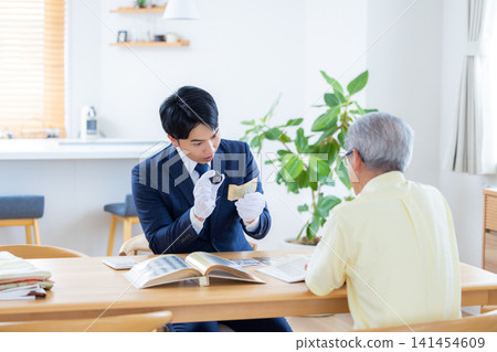 現場鑑定服務:鑑定師前往客戶所在地對古董硬幣進行鑑定。 現場鑑定服務:鑑定師前往客戶所在地對古董硬幣進行鑑定。 141454609