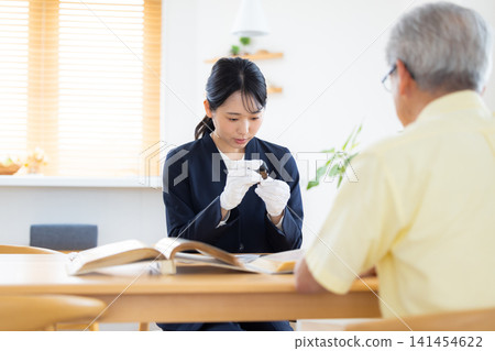 現場鑑定服務:鑑定師前往客戶所在地對古董硬幣進行鑑定。 現場鑑定服務:鑑定師前往客戶所在地對古董硬幣進行鑑定。 141454622