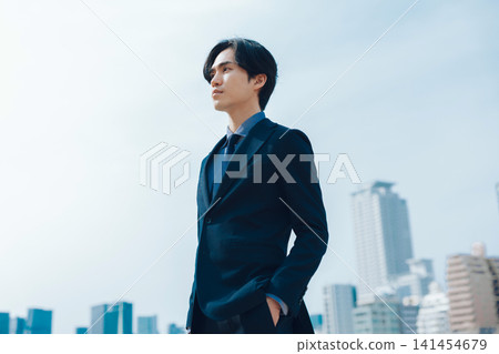 以藍天和建築為背景的商人 141454679