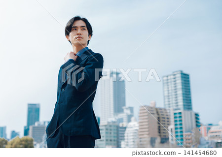 以藍天和建築為背景的商人 以藍天和建築為背景的商人 141454680