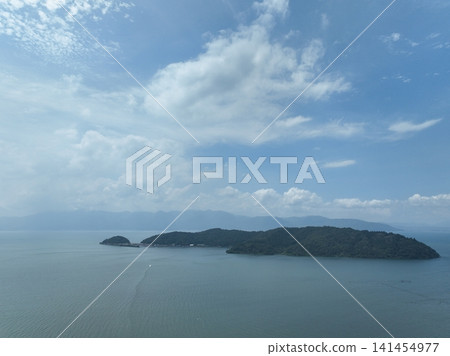 【空拍】夏季湖畔風光,俯瞰琵琶湖中漂浮的隱岐島 【空拍】夏季湖畔風光,俯瞰琵琶湖中漂浮的隱岐島 141454977