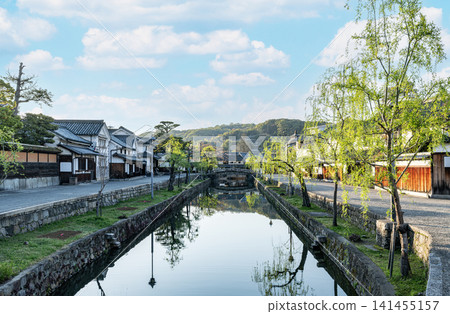 岡山縣倉敷市,岡山的熱門觀光景點,陽光明媚的倉敷美觀歷史街區的街道 岡山縣倉敷市,岡山的熱門觀光景點,陽光明媚的倉敷美觀歷史街區的街道 141455157