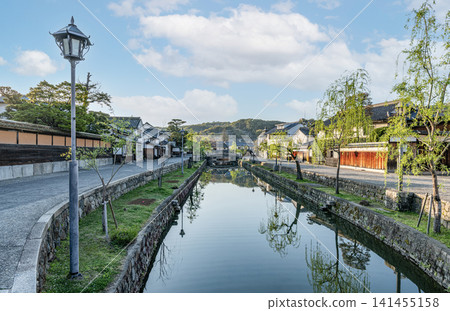岡山縣倉敷市，岡山的熱門觀光景點，陽光明媚的倉敷美觀歷史街區的街道 141455158