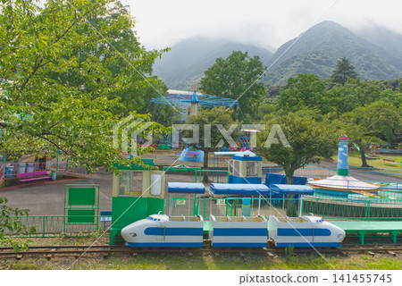 遠處可以看到一座復古遊樂園,它坐落在山腳下,周圍環繞著鬱鬱蔥蔥的自然風光,呈現出一幅令人懷舊的遊樂園景象。 遠處可以看到一座復古遊樂園,它坐落在山腳下,周圍環繞著鬱鬱蔥蔥的自然風光,呈現出一幅令人懷舊的遊樂園景象。 141455745