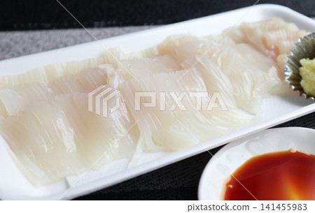 函館新鮮魷魚刺身配醬油 函館新鮮魷魚刺身配醬油 141455983