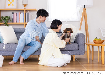 與狗狗相伴的家庭生活:一對夫婦和他們心愛的狗狗的肖像 與狗狗相伴的家庭生活:一對夫婦和他們心愛的狗狗的肖像 141456738