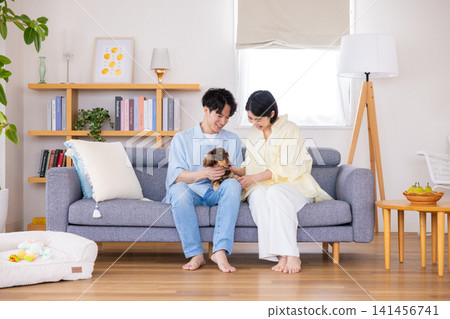 與狗狗相伴的家庭生活：一對夫婦和他們心愛的狗狗的肖像 141456741