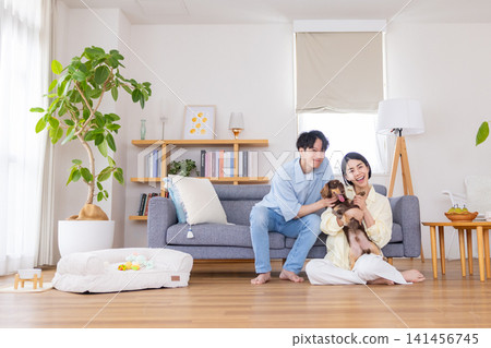 與狗狗相伴的家庭生活：一對夫婦和他們心愛的狗狗的肖像 141456745