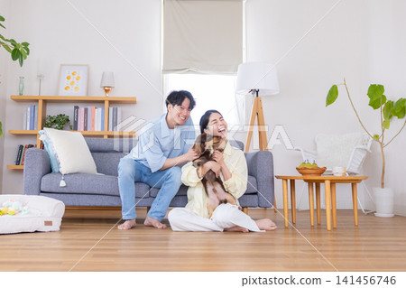 與狗狗相伴的家庭生活：一對夫婦和他們心愛的狗狗的肖像 141456746