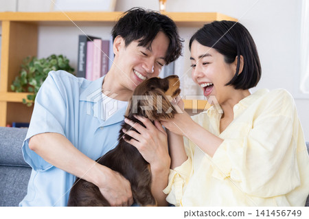 與狗狗相伴的家庭生活:一對夫婦和他們心愛的狗狗的肖像 與狗狗相伴的家庭生活:一對夫婦和他們心愛的狗狗的肖像 141456749