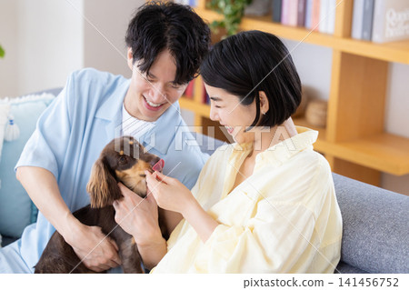 與狗狗相伴的家庭生活:一對夫婦和他們心愛的狗狗的肖像 與狗狗相伴的家庭生活:一對夫婦和他們心愛的狗狗的肖像 141456752