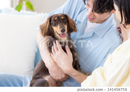 與狗狗相伴的家庭生活:一對夫婦和他們心愛的狗狗的肖像 與狗狗相伴的家庭生活:一對夫婦和他們心愛的狗狗的肖像 141456759