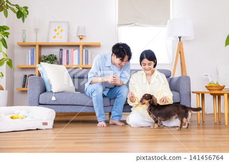 Family Life with a Dog: Portraits of a Couple and Their Beloved Dog Family Life with a Dog: Portraits of a Couple and Their Beloved Dog 141456764