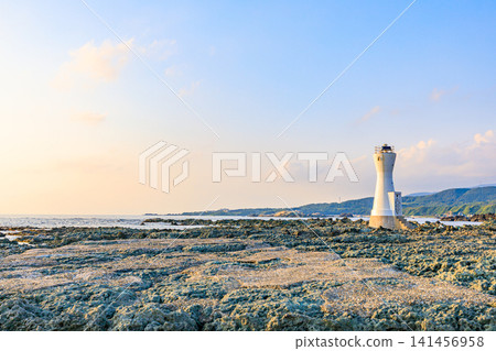 初夏傍晚的七浦海岸；佐渡長道岬燈塔；佐渡島；新潟縣佐渡市 141456958