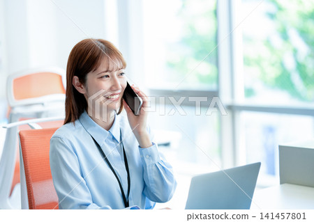 打電話的女員工 打電話的女員工 141457801